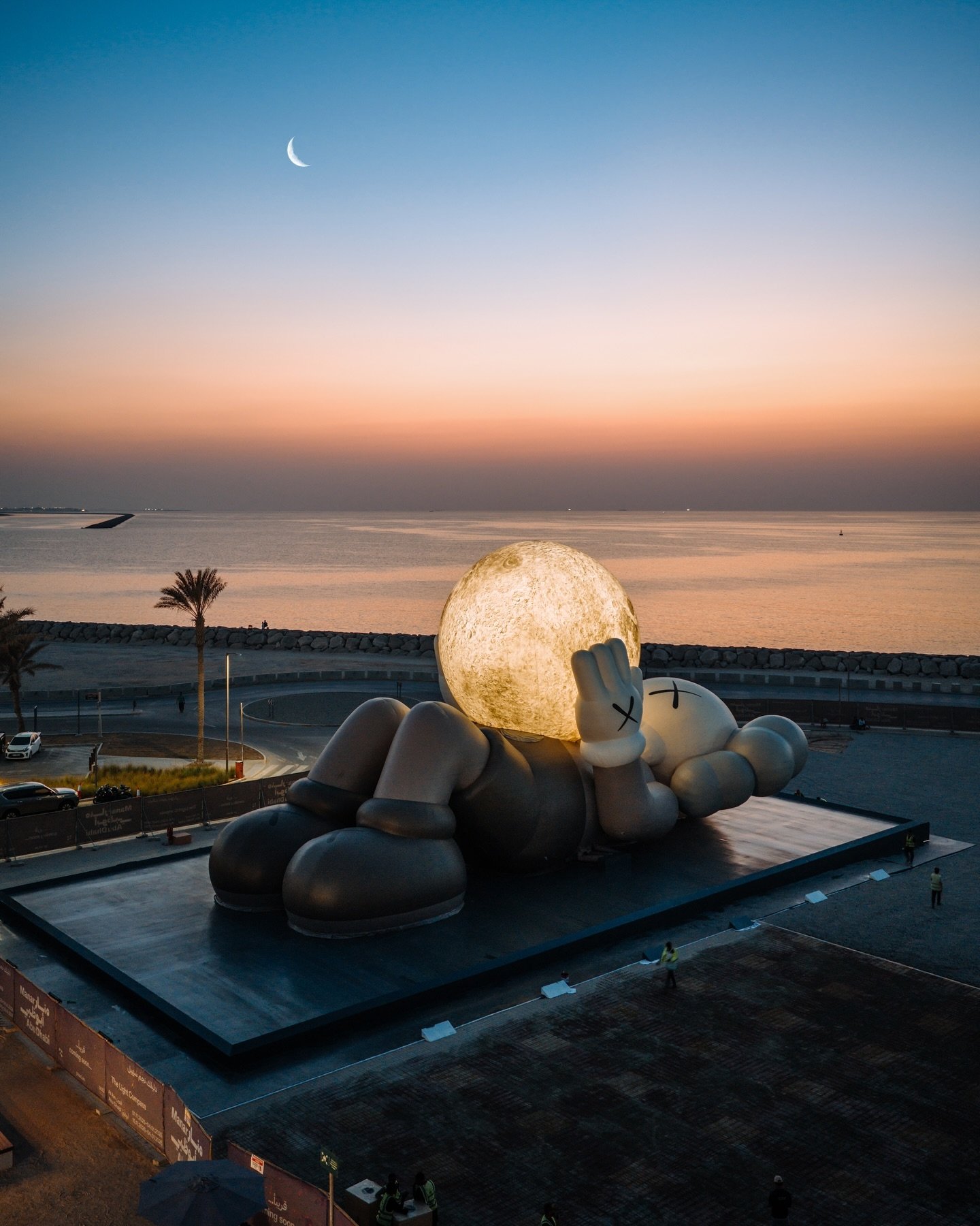 《KAWS:HOLIDAY 》首度登陸中東阿布達比!沙漠海洋星空下抱月亮超夢幻