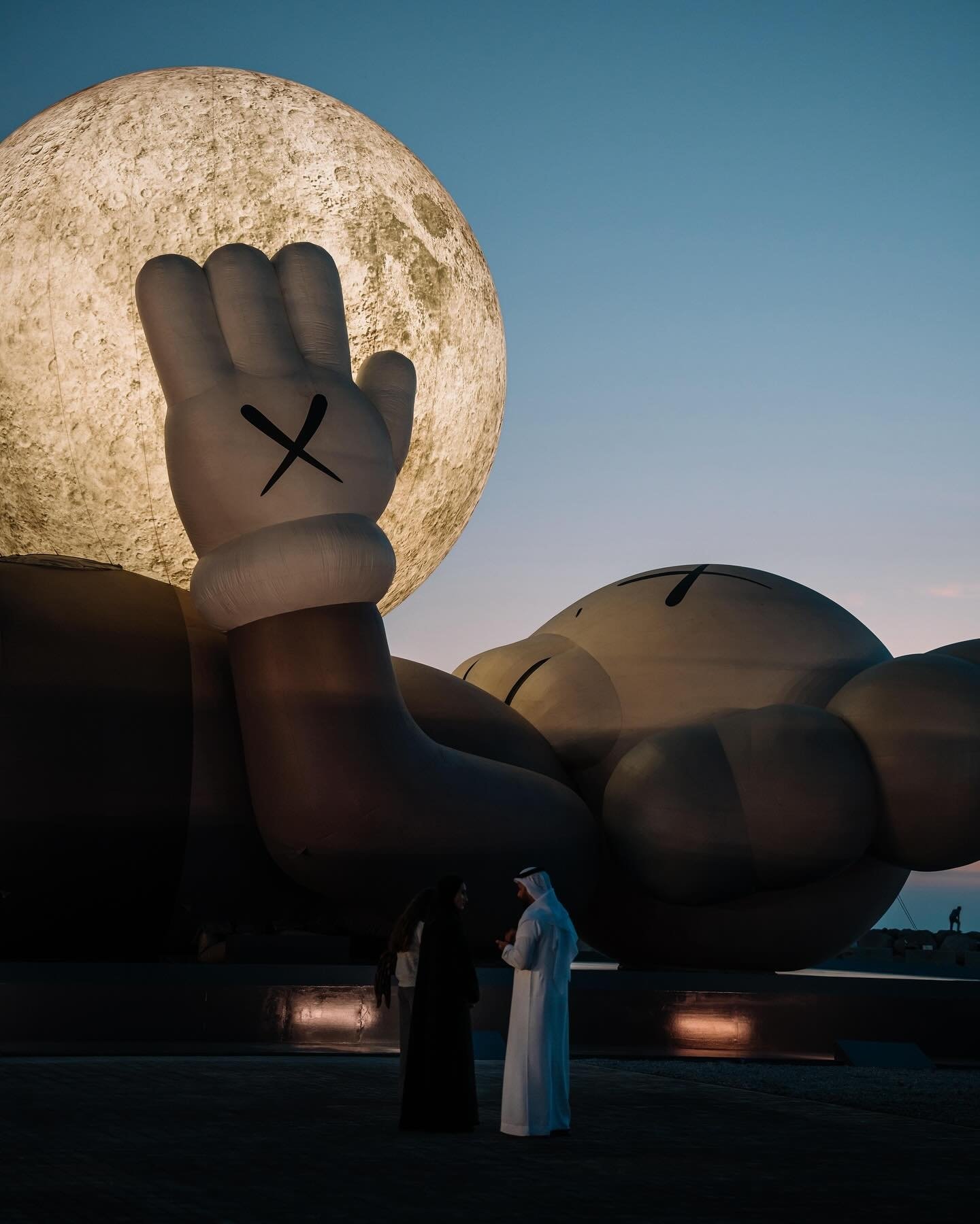 《KAWS:HOLIDAY 》首度登陸中東阿布達比!沙漠海洋星空下抱月亮超夢幻