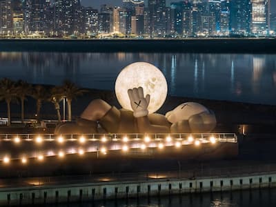 《KAWS:HOLIDAY 》首度登陸中東阿布達比！沙漠海洋星空下抱月亮超夢幻