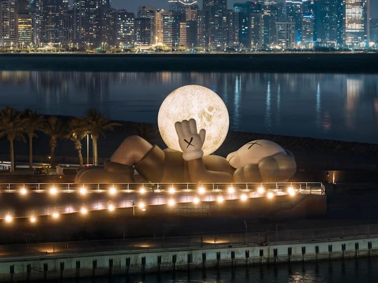 《KAWS:HOLIDAY 》首度登陸中東阿布達比!沙漠海洋星空下抱月亮超夢幻