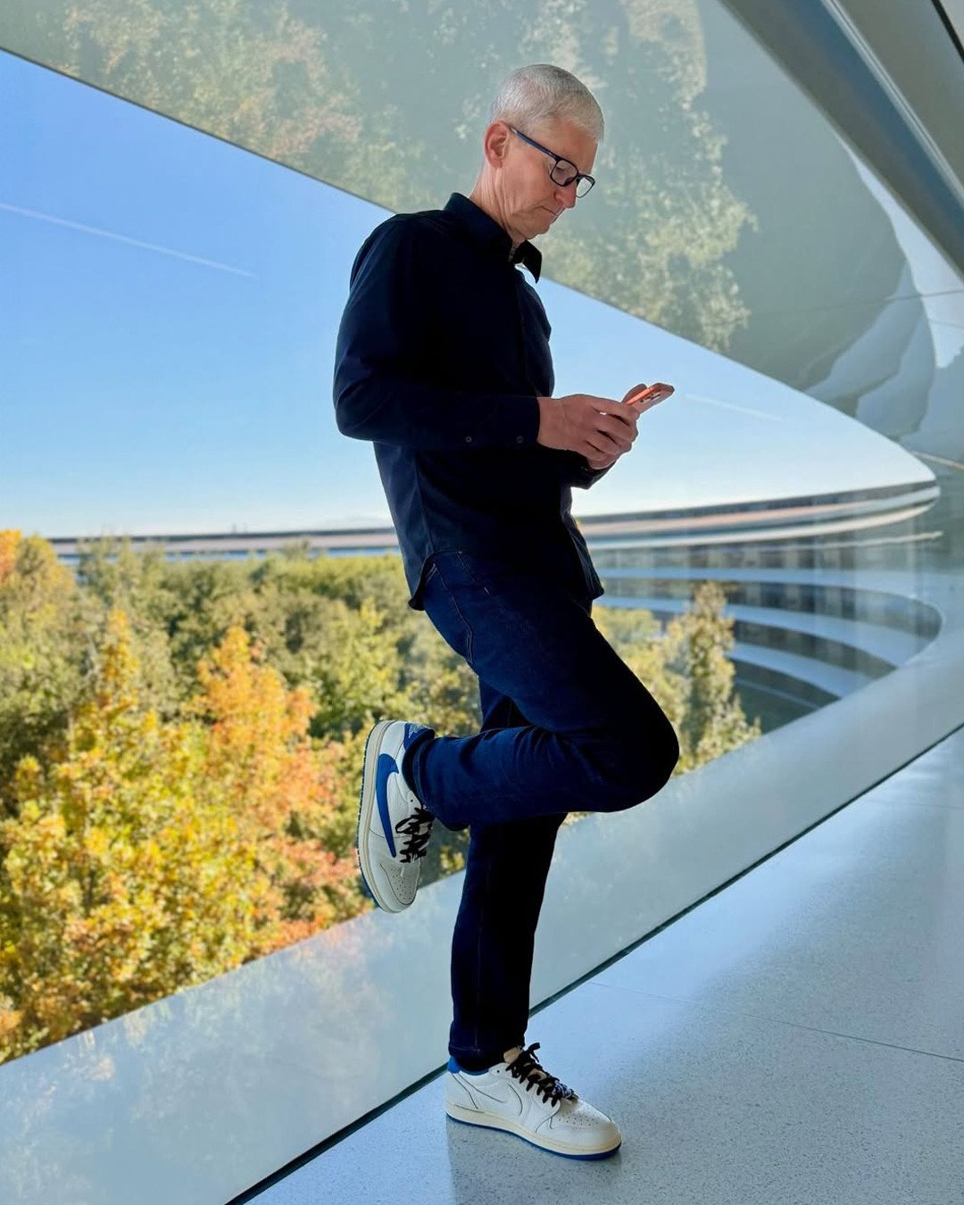 蘋果 Tim Cook 穿上 Cactus Jack × Fragment × AJ1?最潮執行長讓科技圈與潮流圈一起炸鍋