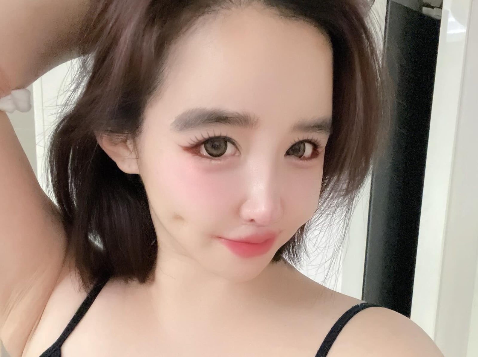 2NE1 朴春 IG 曬李敏鎬「打赤膊合照」又秒刪！引粉絲憂心她的精神狀態！