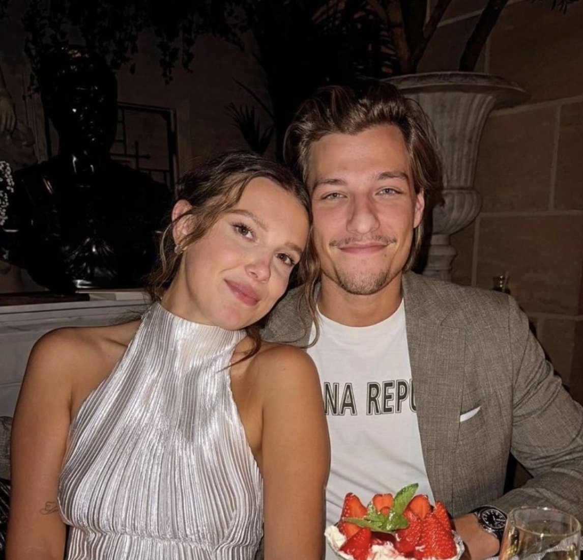 米莉芭比布朗 Millie Bobby Brown 自爆倒追傑克邦喬飛!坦言:「他當時無意交往!」