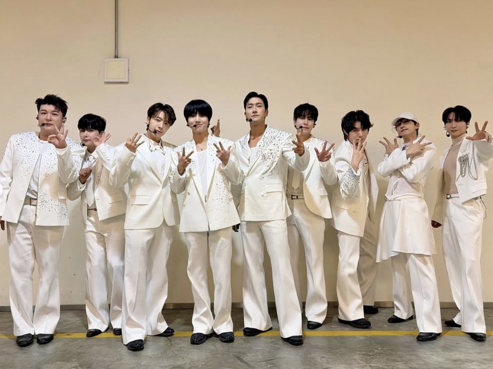 Super Junior 大巨蛋演唱會吸引近 10 萬人！無人機應援、銀赫爆哭、周覓現身⋯5 大亮點回顧