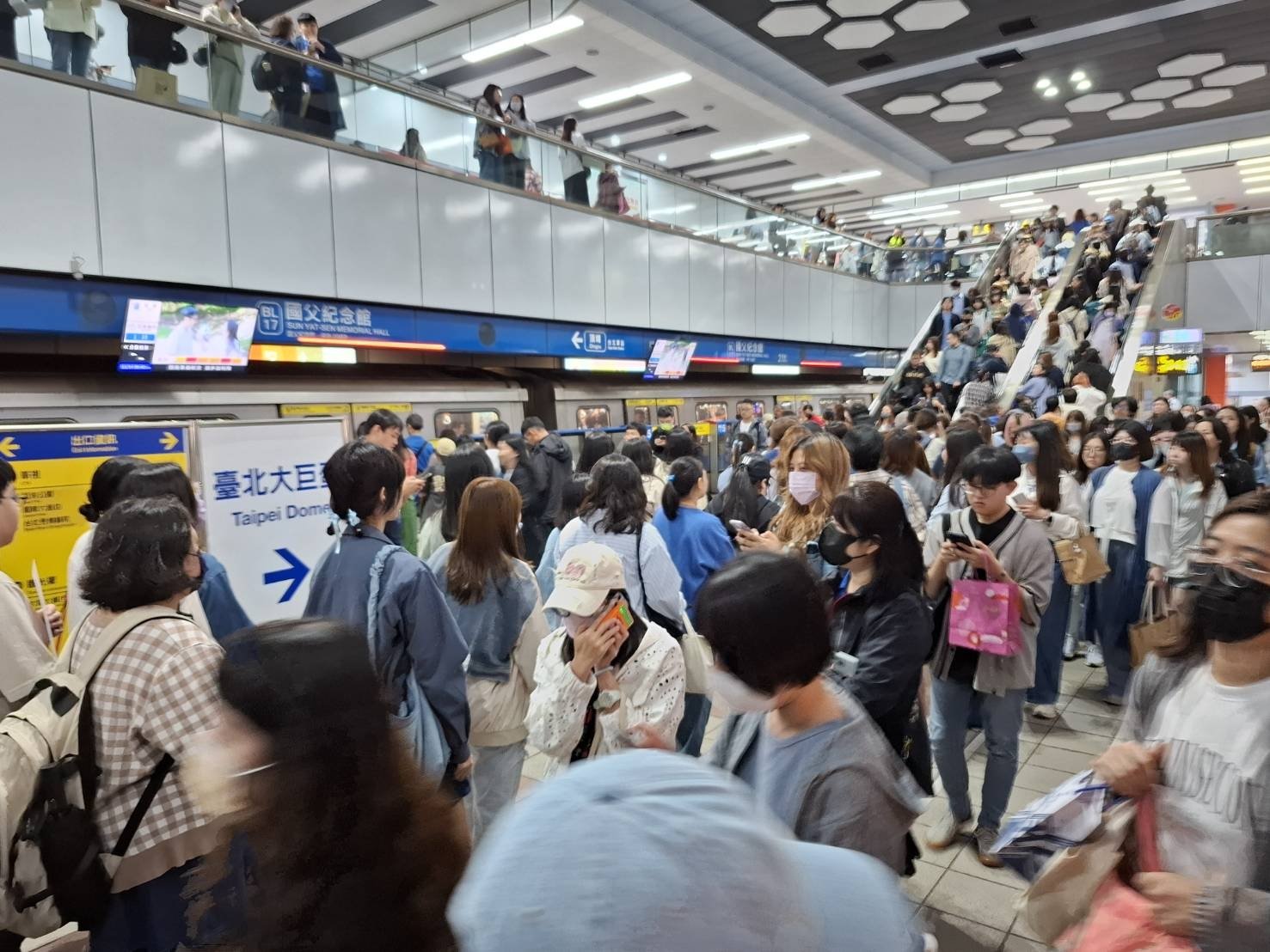 台北捷運板南線車廂優化!移除 54 個座位、每次運量增 3000人!