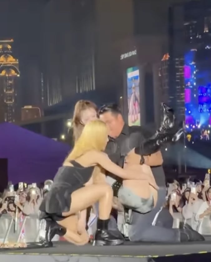 泫雅演唱會昏倒挨酸作假、保鑣抱下台竟遭嘲笑！粉絲怒轟：「沒人性！」