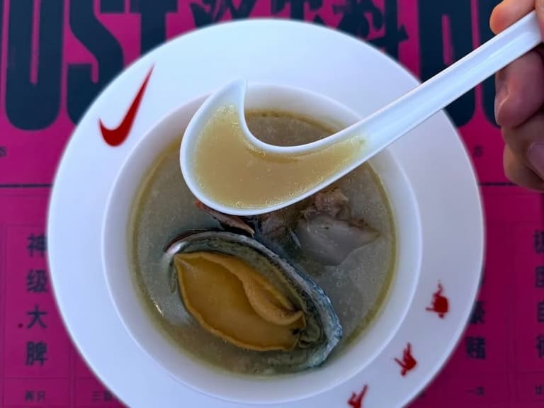 Nike 打造「廣式湯苑」煲湯期間限定店!超酷「Swoosh 湯匙」勾勾粉必朝聖!