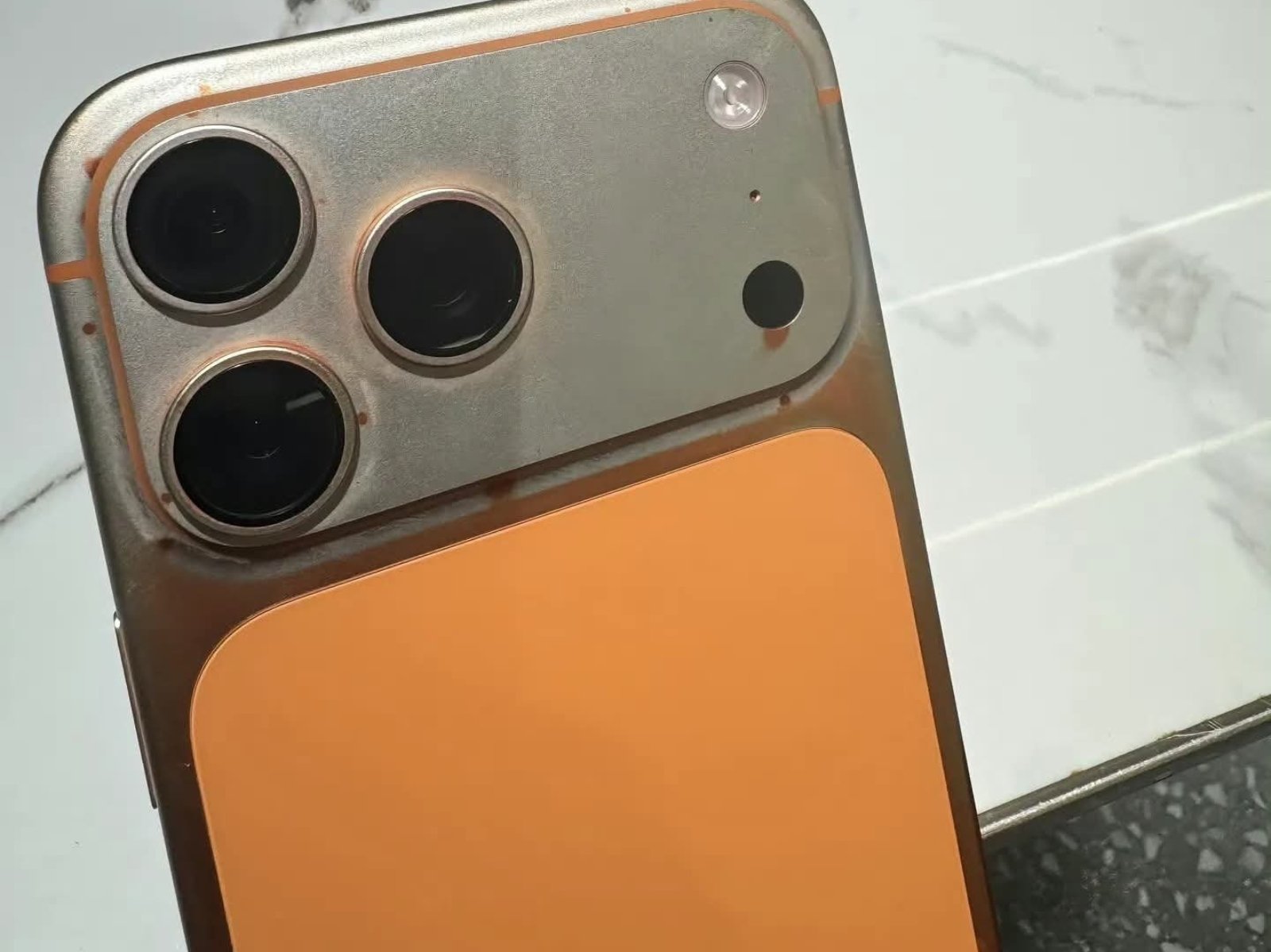 iPhone 17 Pro「宇宙橙」再傳掉漆災情！僅用濕紙巾擦拭就導致圖層變色？