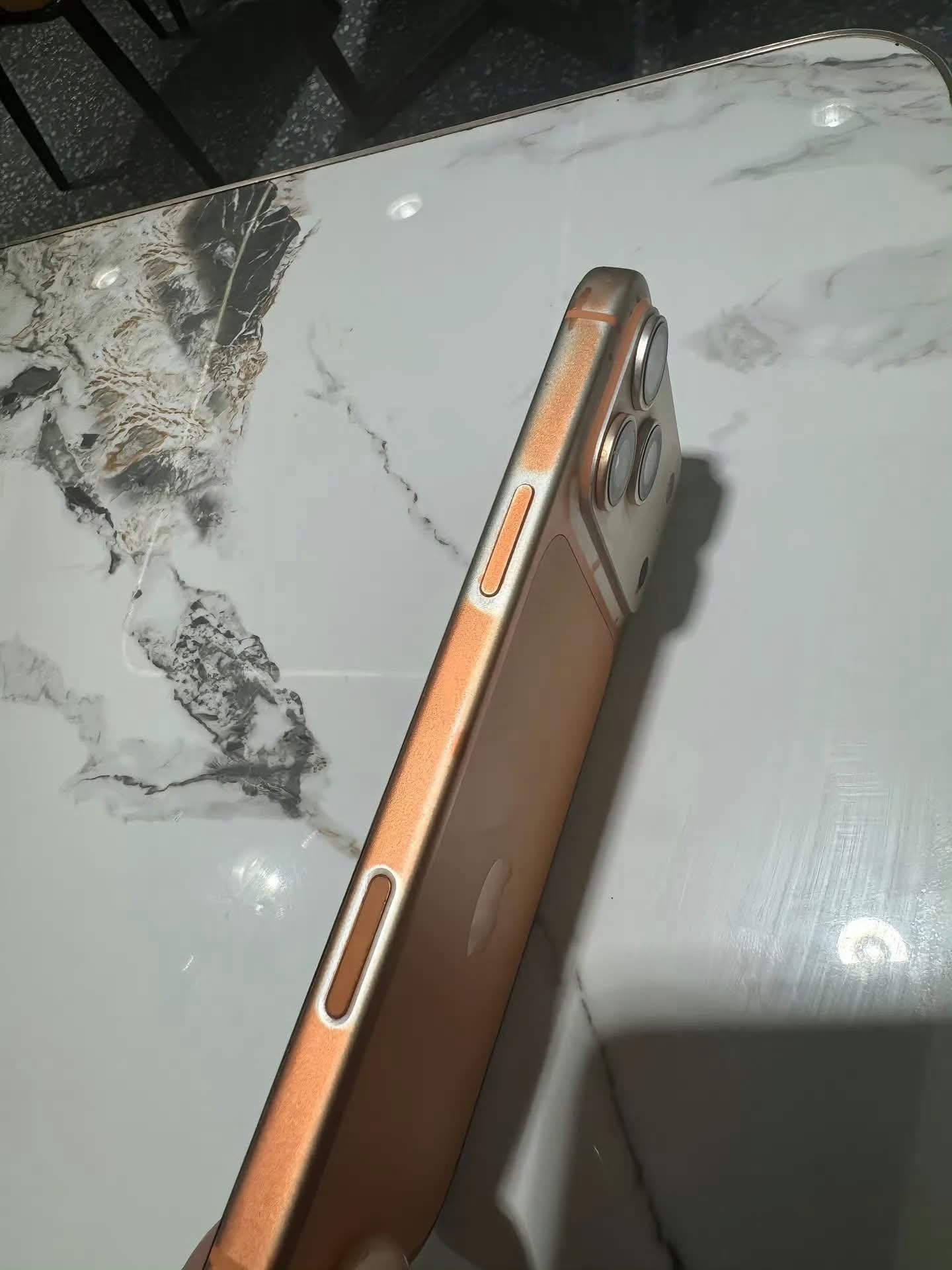 iPhone 17 Pro「宇宙橙」再傳掉漆災情！僅用濕紙巾擦拭就導致圖層變色？