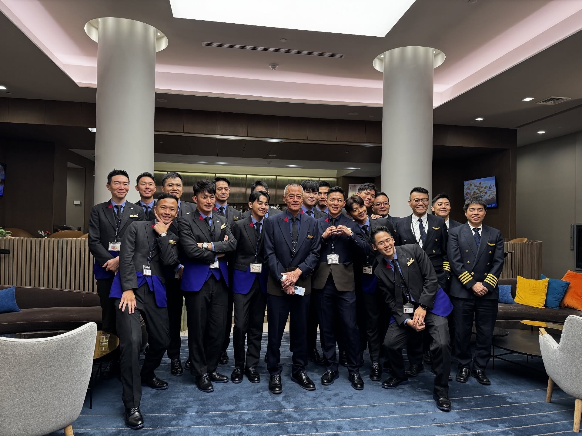 華航半世紀首見「全空少航班」！ 15 位空少齊聚乘客驚喜喊超帥！