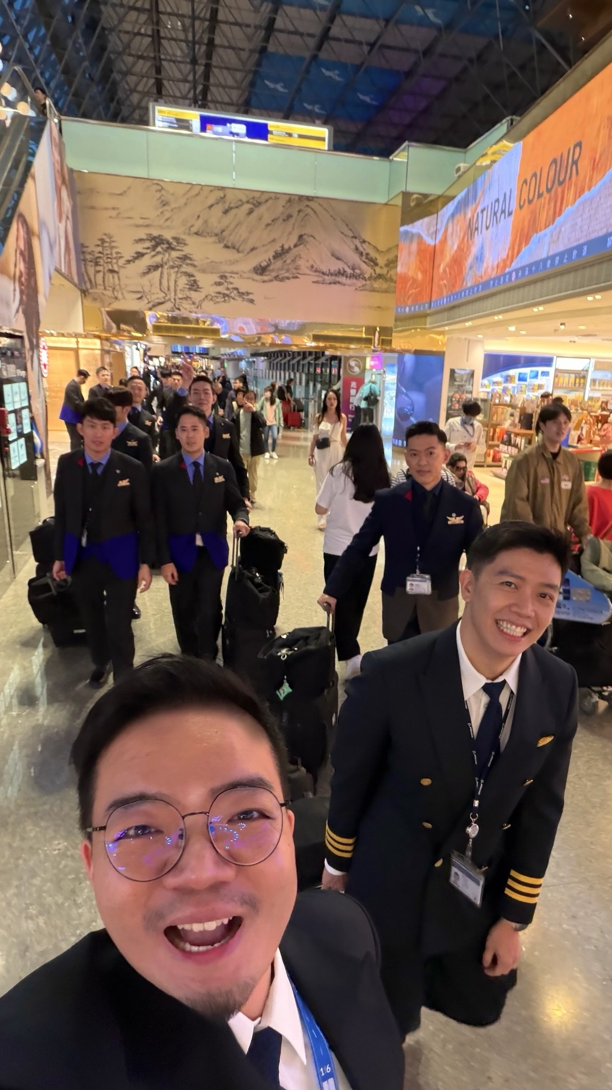 華航半世紀首見「全空少航班」！ 15 位空少齊聚乘客驚喜喊超帥！