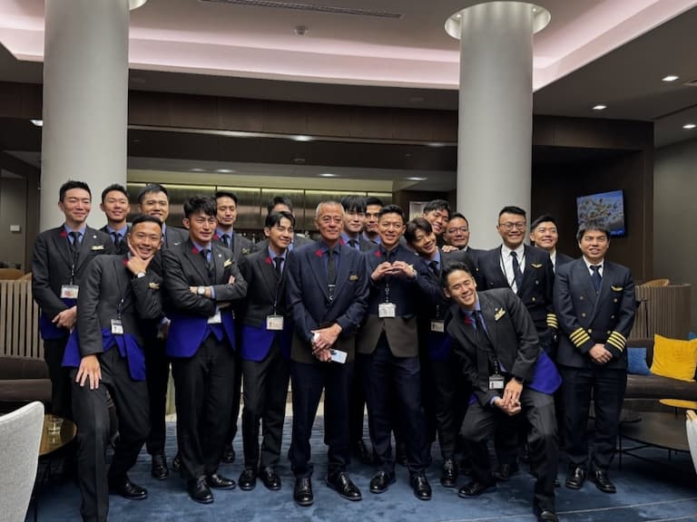 華航半世紀首見「全空少航班」！ 15 位空少齊聚乘客驚喜喊超帥！