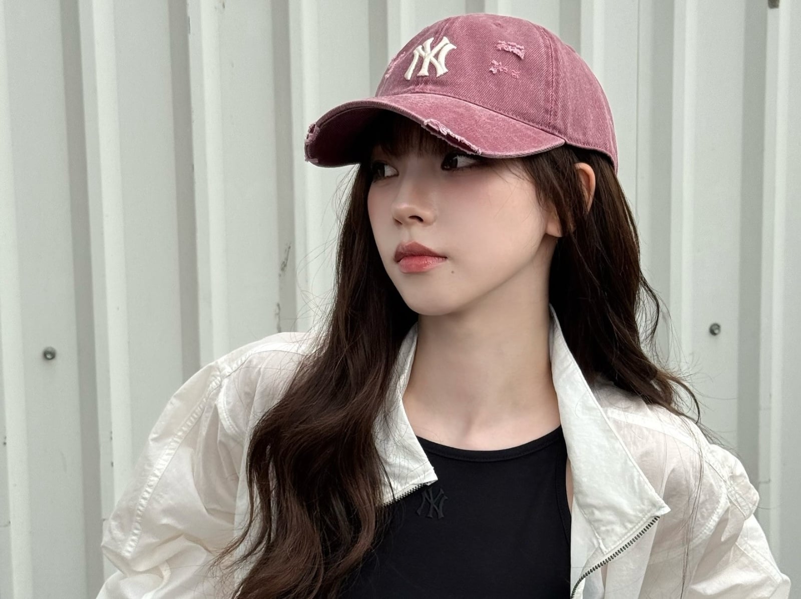 棒球帽穿搭戴法 5 套造型一次學！跟著韓星這樣戴超顯小臉！