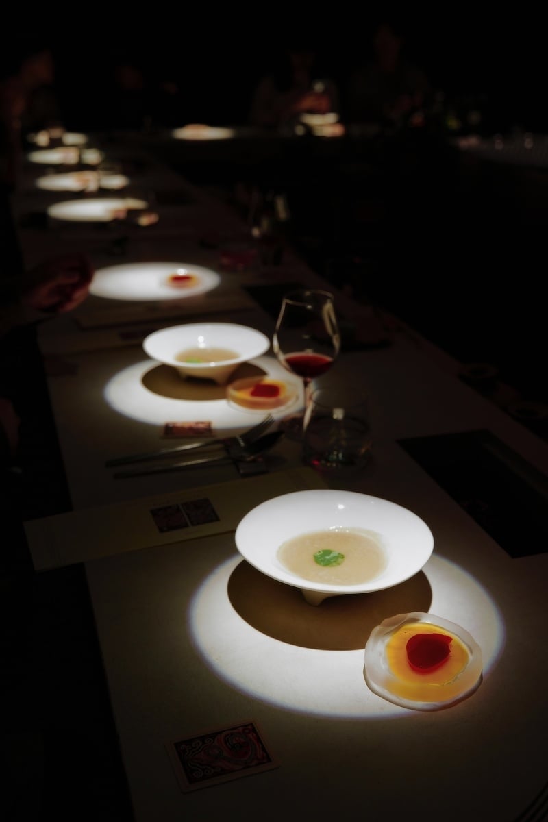 台北實驗酒吧 unDer Lab 推出全新套餐式酒單！《荒謬主義：沙漠中的水母》打造 2025 最強沉浸式餐酒旅程