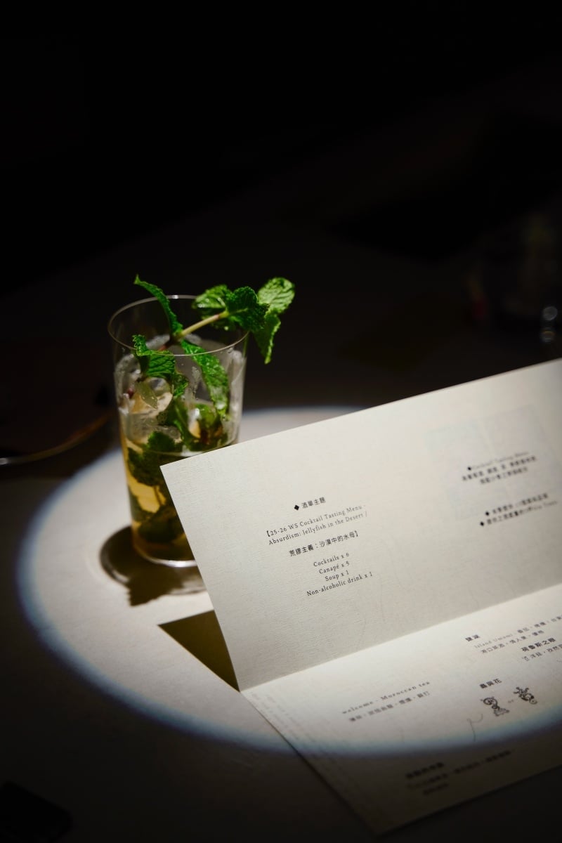 台北實驗酒吧 unDer Lab 推出全新套餐式酒單！《荒謬主義：沙漠中的水母》打造 2025 最強沉浸式餐酒旅程