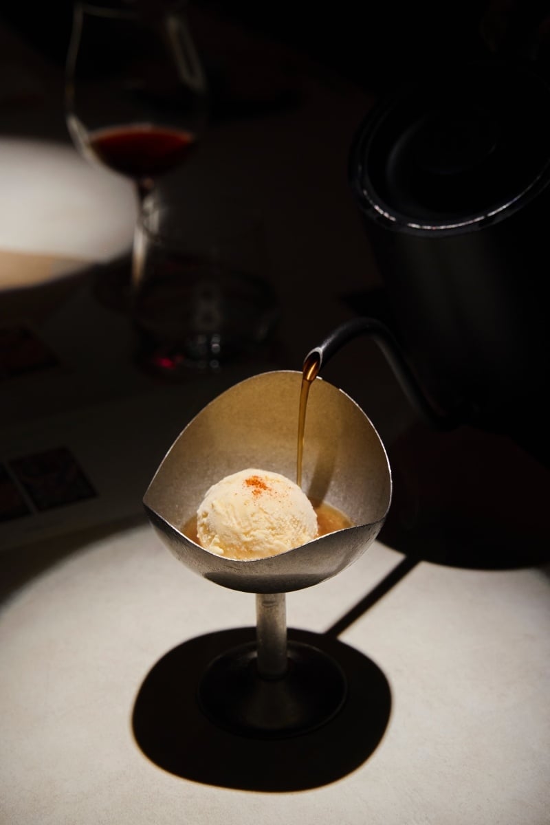 台北實驗酒吧 unDer Lab 推出全新套餐式酒單！《荒謬主義：沙漠中的水母》打造 2025 最強沉浸式餐酒旅程