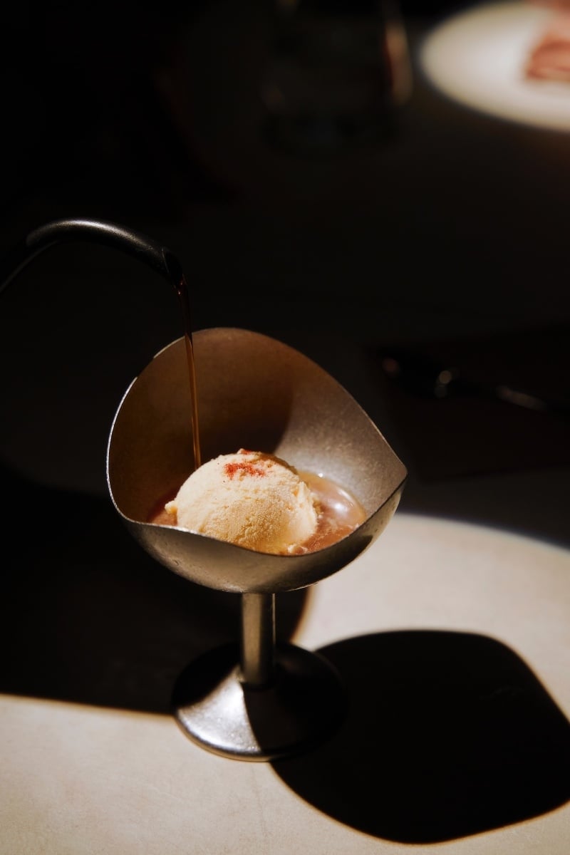 台北實驗酒吧 unDer Lab 推出全新套餐式酒單！《荒謬主義：沙漠中的水母》打造 2025 最強沉浸式餐酒旅程