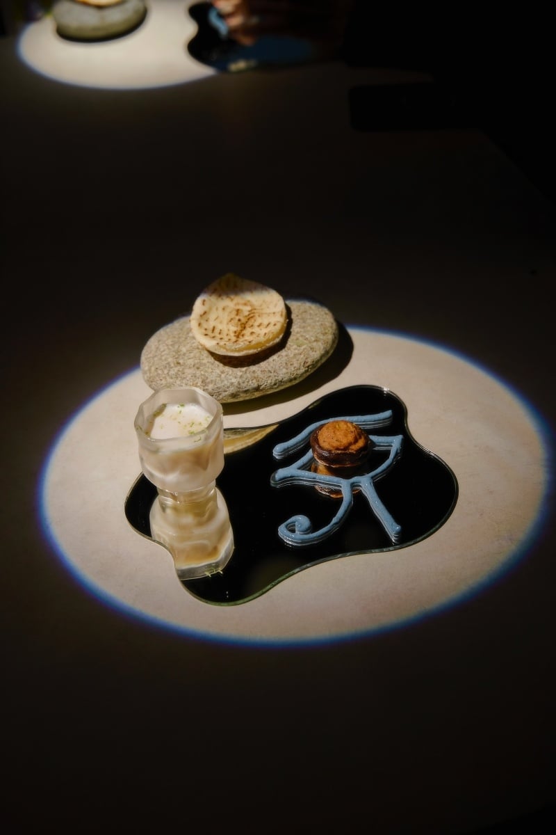 台北實驗酒吧 unDer Lab 推出全新套餐式酒單！《荒謬主義：沙漠中的水母》打造 2025 最強沉浸式餐酒旅程