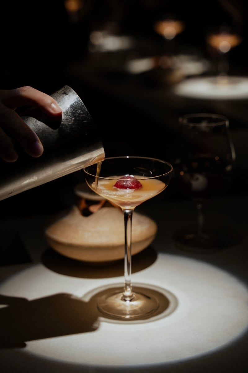 台北實驗酒吧 unDer Lab 推出全新套餐式酒單！《荒謬主義：沙漠中的水母》打造 2025 最強沉浸式餐酒旅程