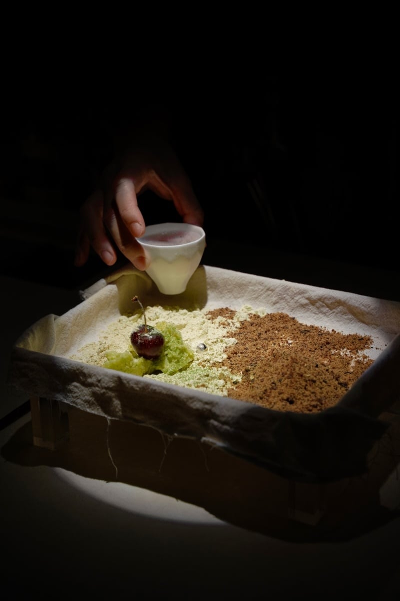 台北實驗酒吧 unDer Lab 推出全新套餐式酒單！《荒謬主義：沙漠中的水母》打造 2025 最強沉浸式餐酒旅程