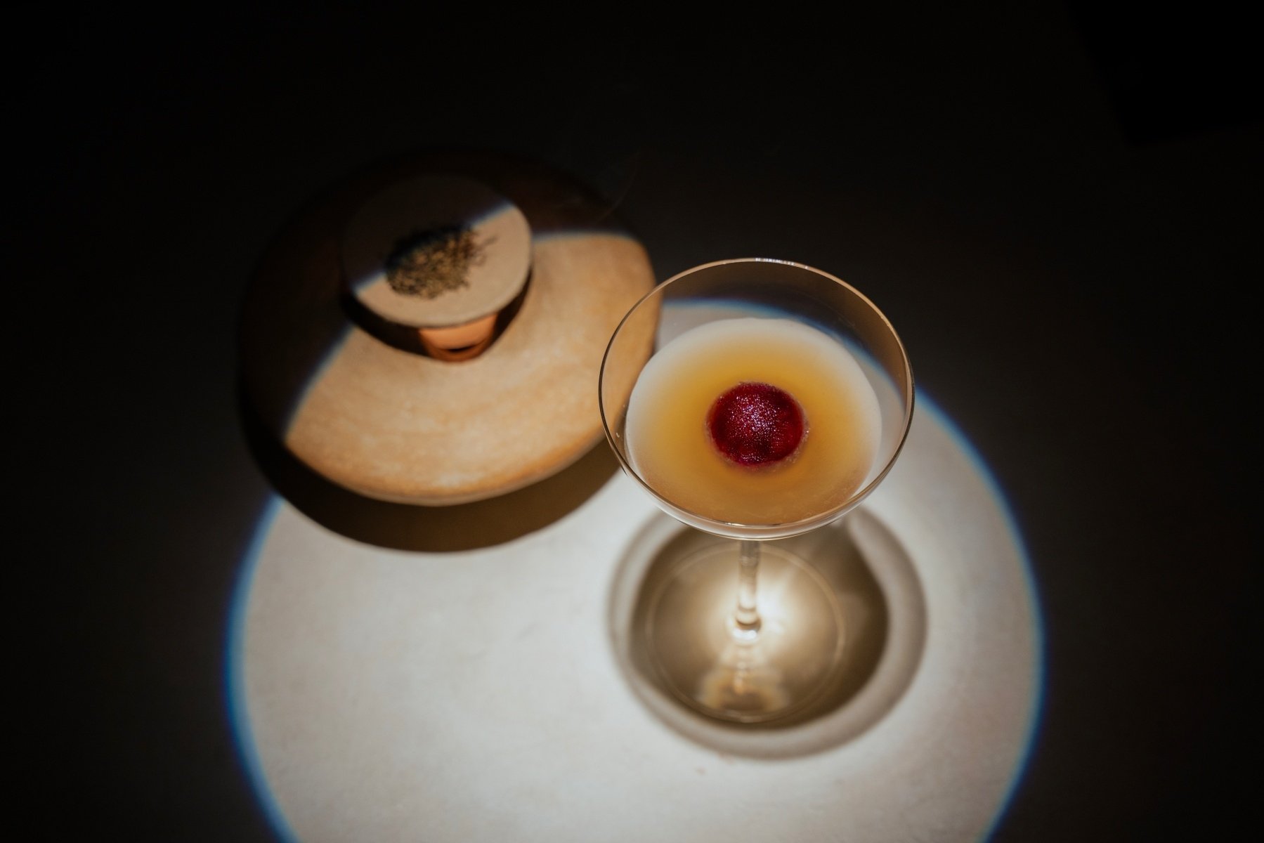 台北實驗酒吧 unDer Lab 推出全新套餐式酒單！《荒謬主義：沙漠中的水母》打造 2025 最強沉浸式餐酒旅程