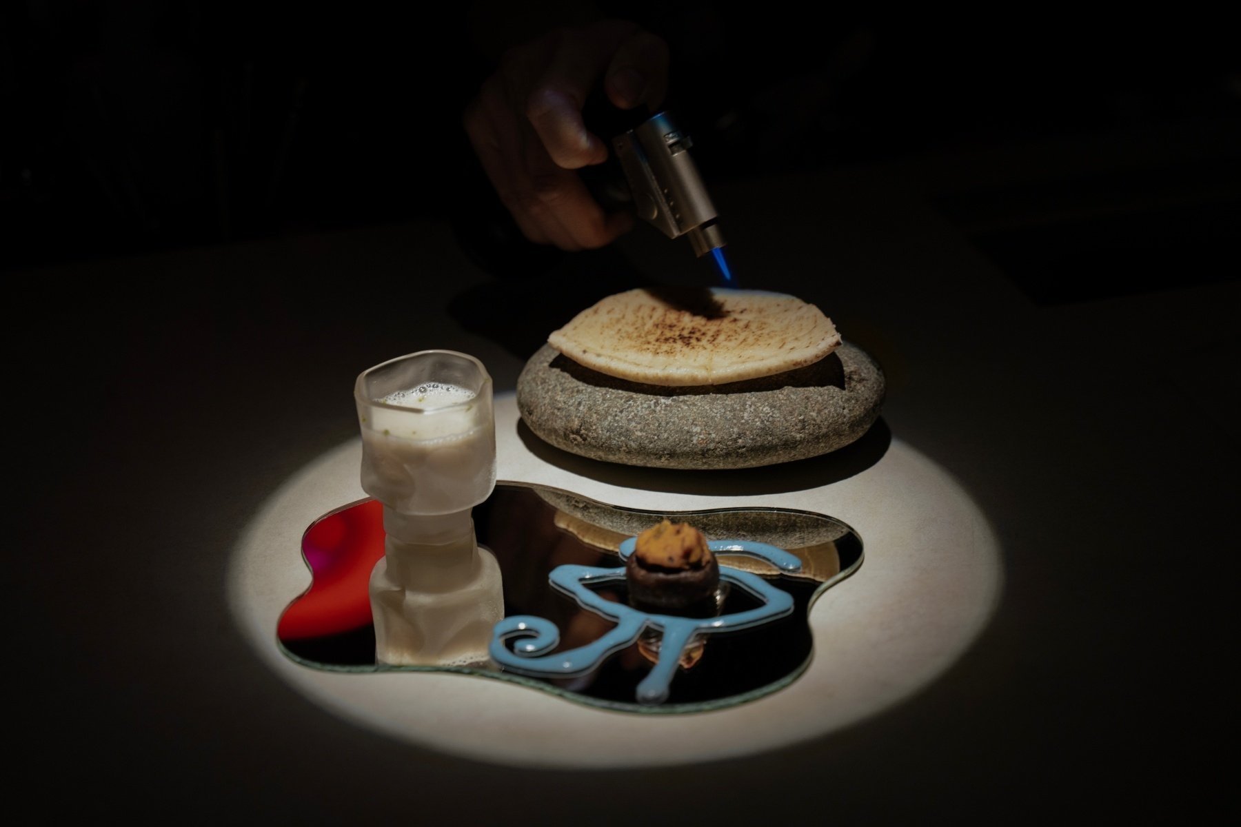 台北實驗酒吧 unDer Lab 推出全新套餐式酒單！《荒謬主義：沙漠中的水母》打造 2025 最強沉浸式餐酒旅程