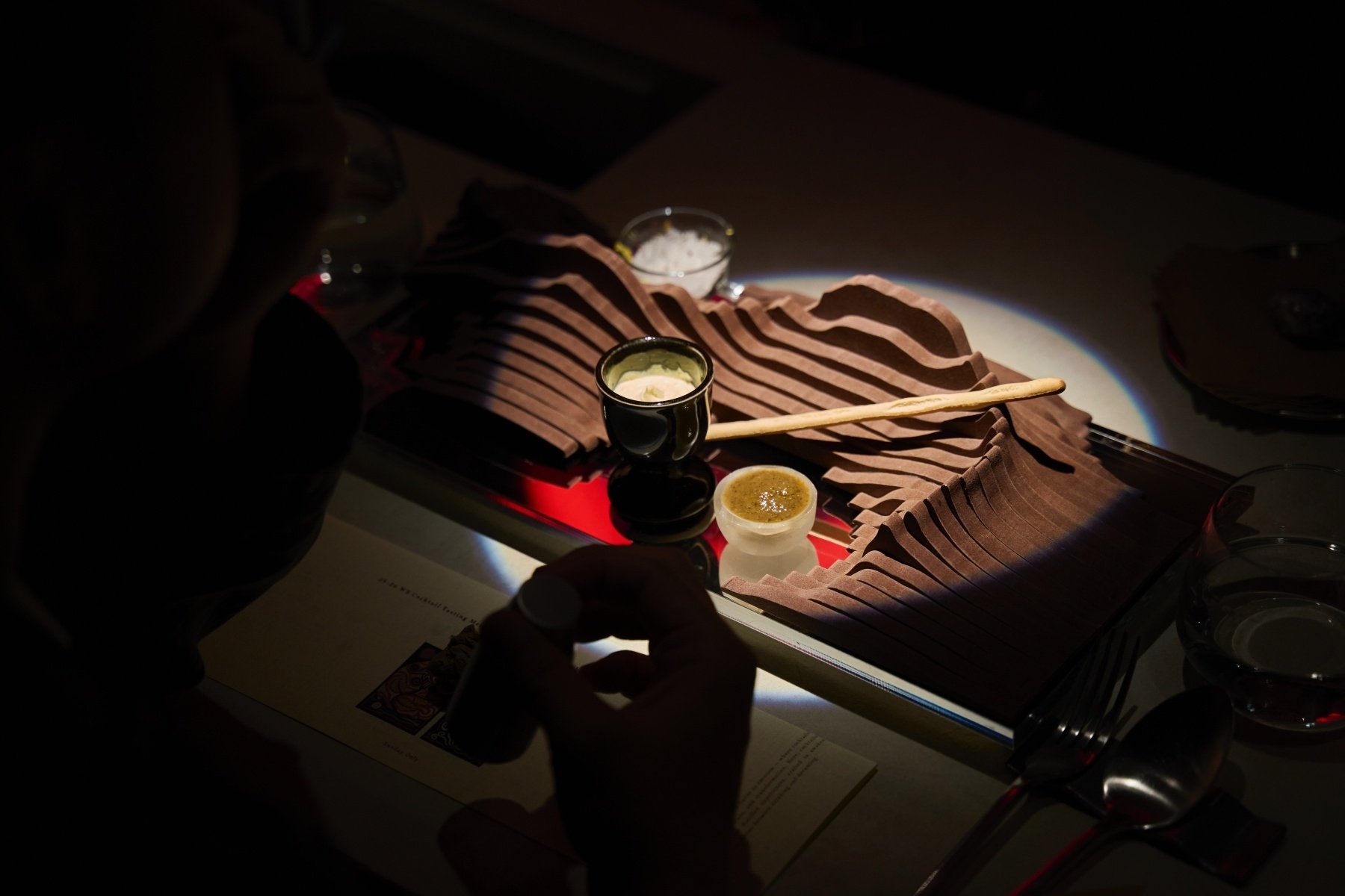 台北實驗酒吧 unDer Lab 推出全新套餐式酒單！《荒謬主義：沙漠中的水母》打造 2025 最強沉浸式餐酒旅程