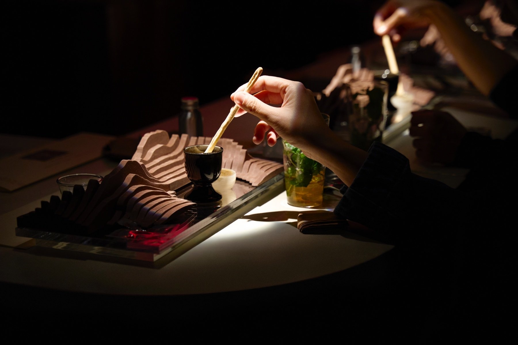 台北實驗酒吧 unDer Lab 推出全新套餐式酒單！《荒謬主義：沙漠中的水母》打造 2025 最強沉浸式餐酒旅程