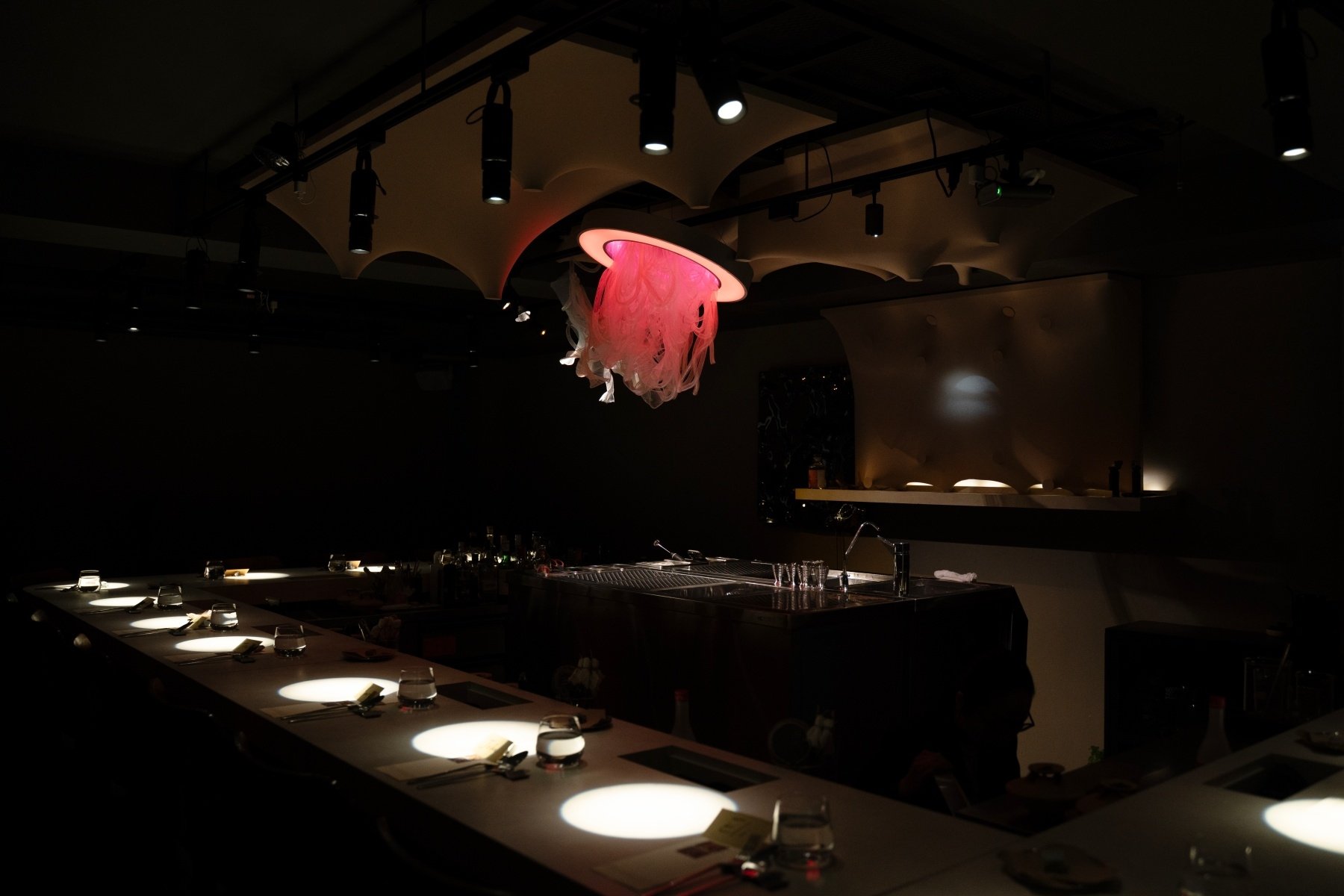 台北實驗酒吧 unDer Lab 推出全新套餐式酒單！《荒謬主義：沙漠中的水母》打造 2025 最強沉浸式餐酒旅程