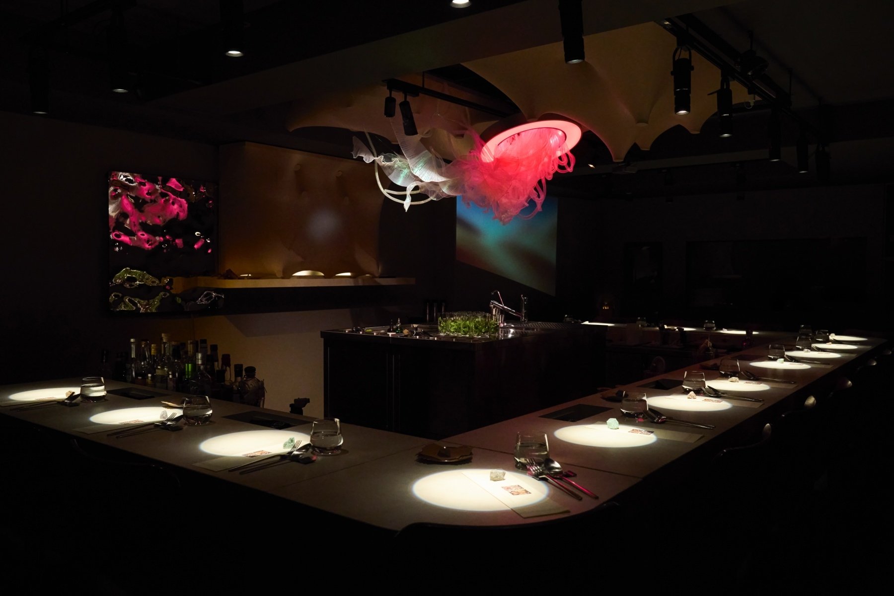 台北實驗酒吧 unDer Lab 推出全新套餐式酒單！《荒謬主義：沙漠中的水母》打造 2025 最強沉浸式餐酒旅程