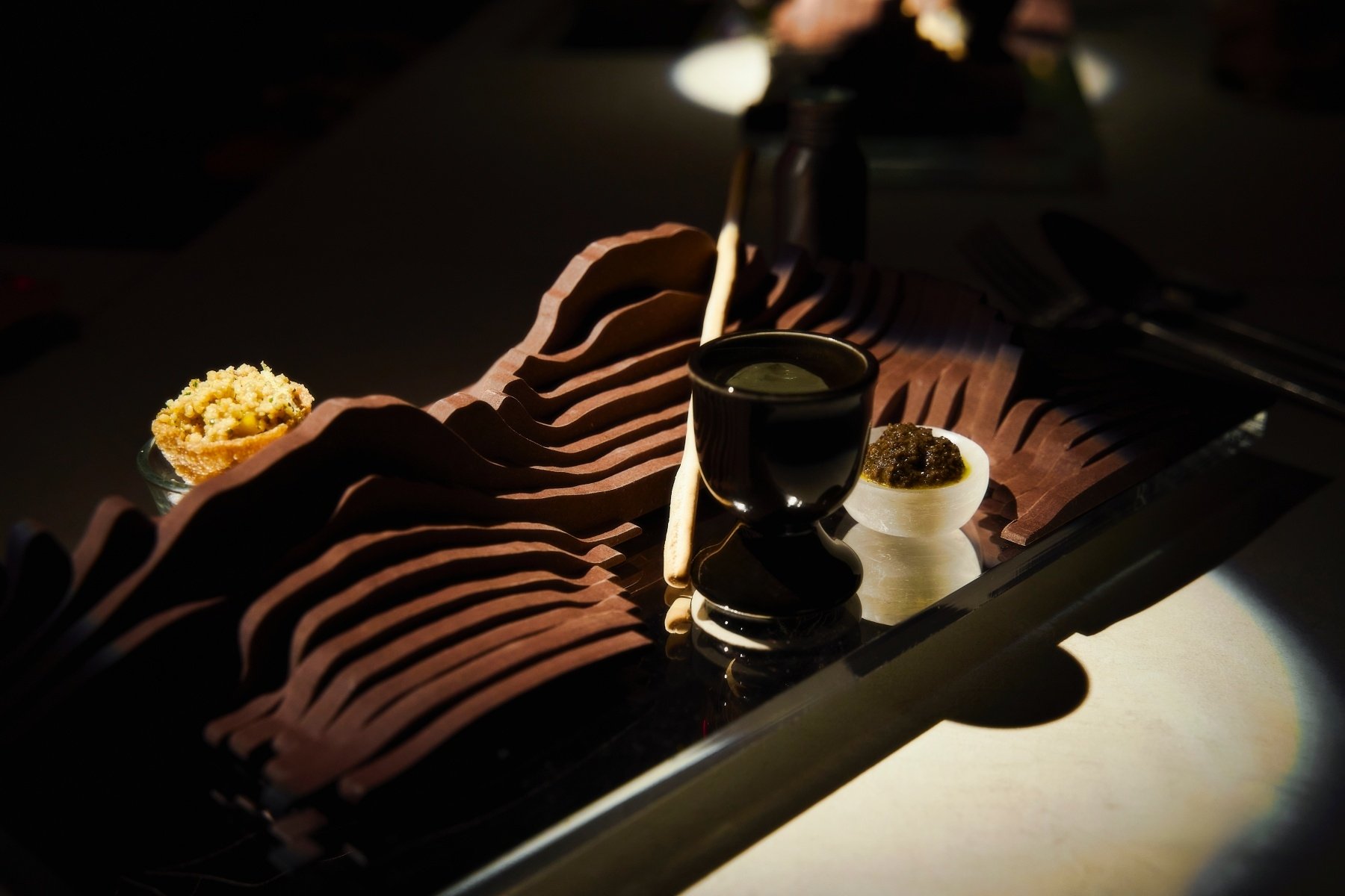 台北實驗酒吧 unDer Lab 推出全新套餐式酒單！《荒謬主義：沙漠中的水母》打造 2025 最強沉浸式餐酒旅程