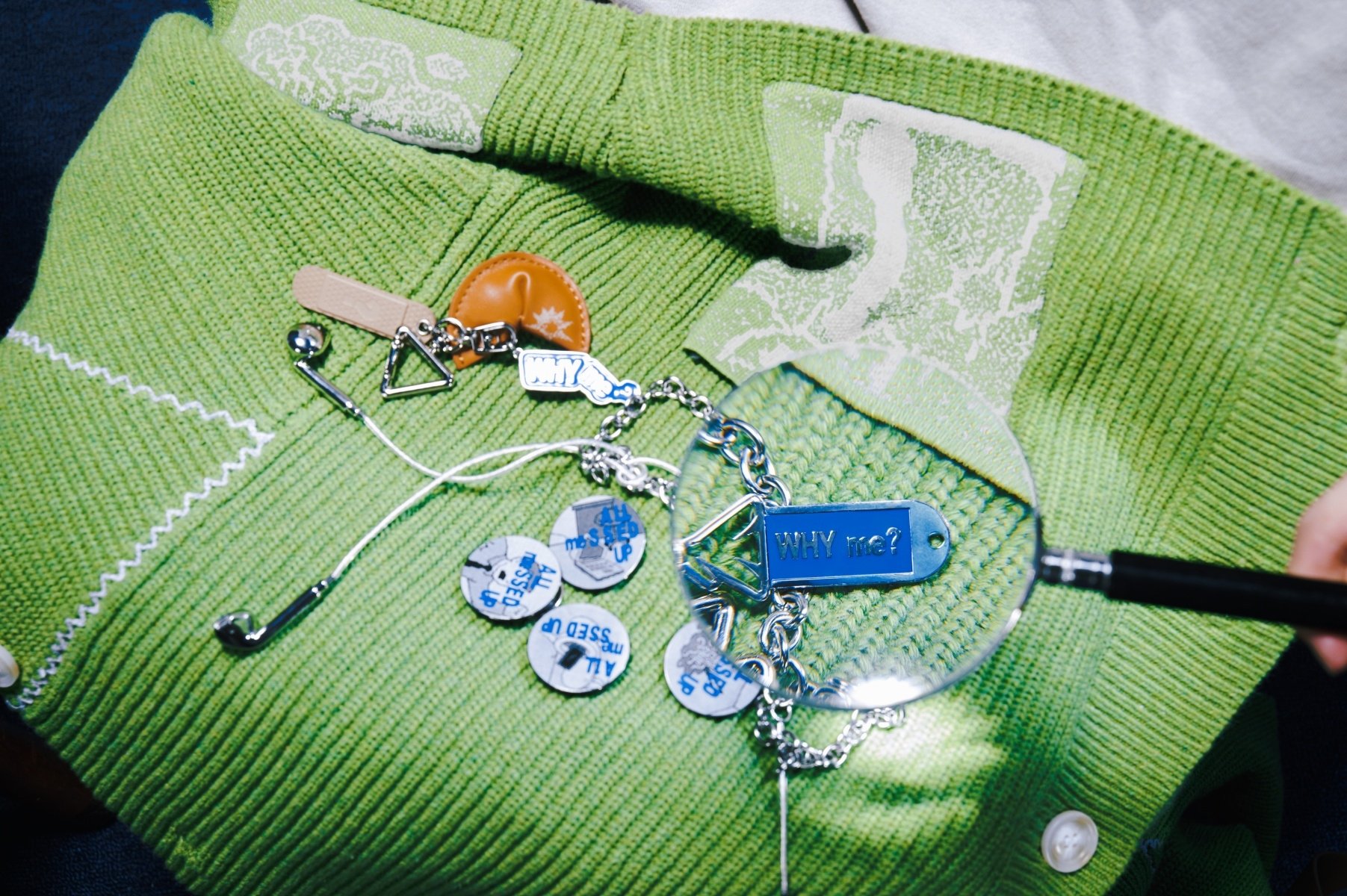 完美太無聊了！MELSIGN × plain-me 全新聯名系列《All Messed Up》以生活崩潰時刻打造秋冬服裝