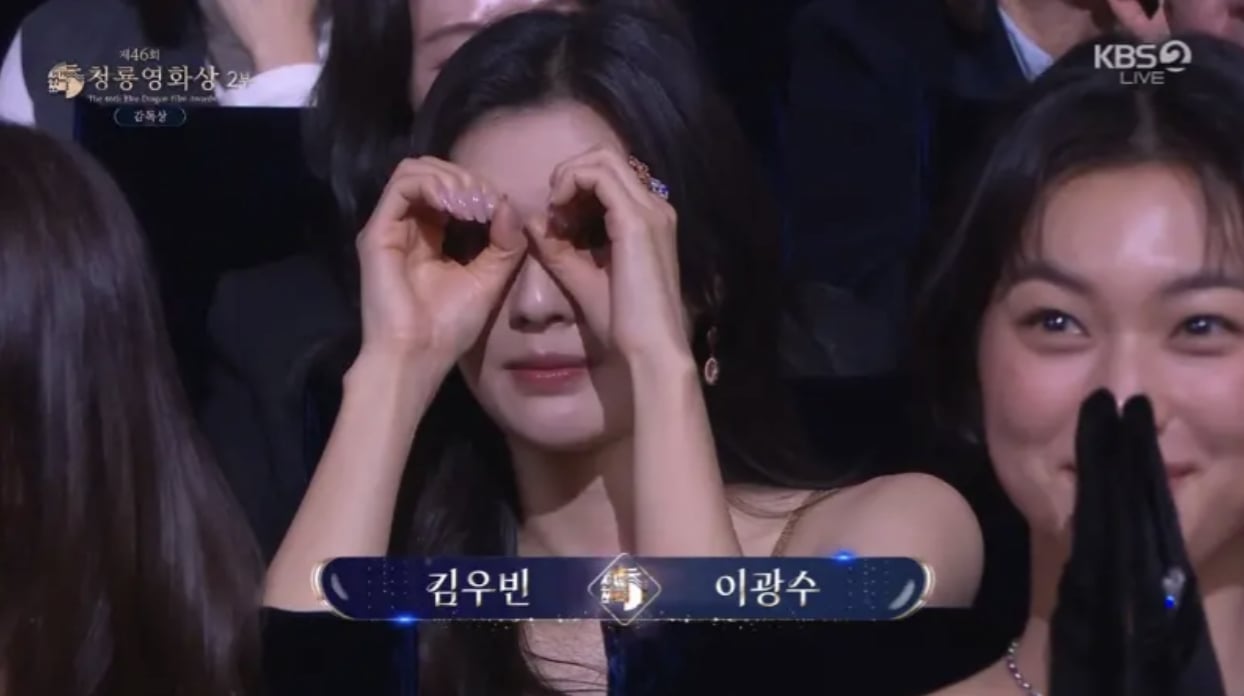 李先彬、李光洙青龍獎公開放閃！台下比「望遠鏡」手勢網友直呼：「甜到蛀牙！」