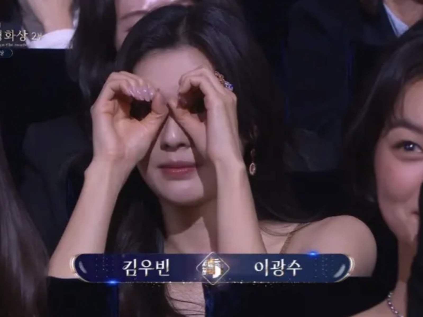 李先彬、李光洙青龍獎公開放閃！台下比「望遠鏡」手勢網友直呼：「甜到蛀牙！」