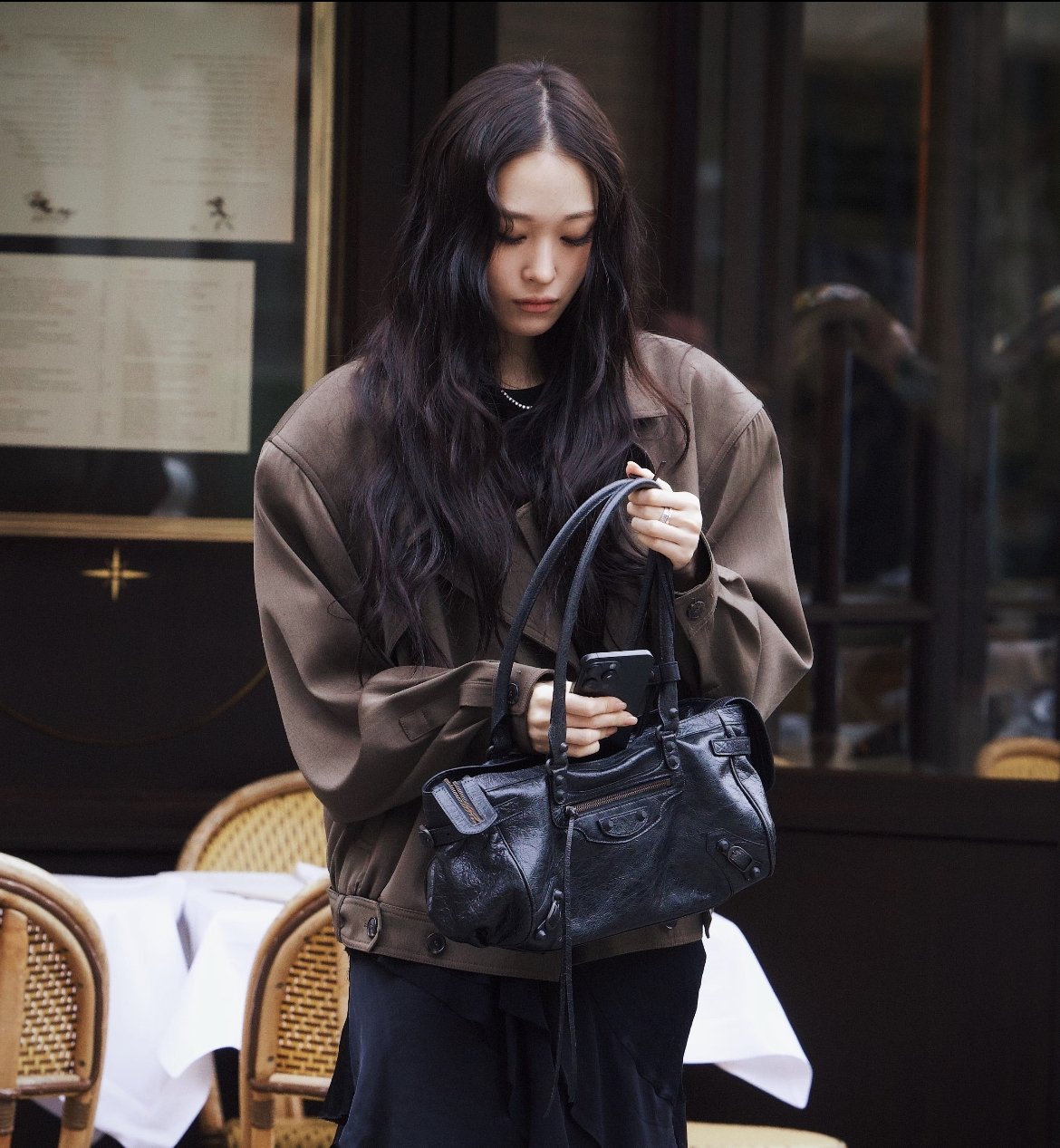 Balenciaga 巴黎世家「機車包」為什麼能紅 20 年？新款亮點、名人穿搭示範⋯一次看！