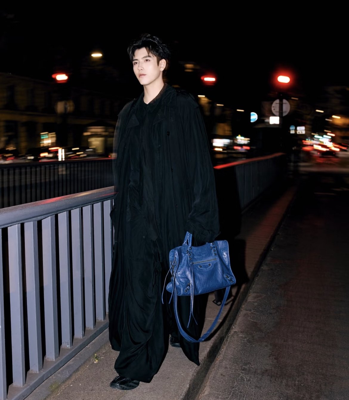 Balenciaga 巴黎世家「機車包」為什麼能紅 20 年？新款亮點、名人穿搭示範⋯一次看！