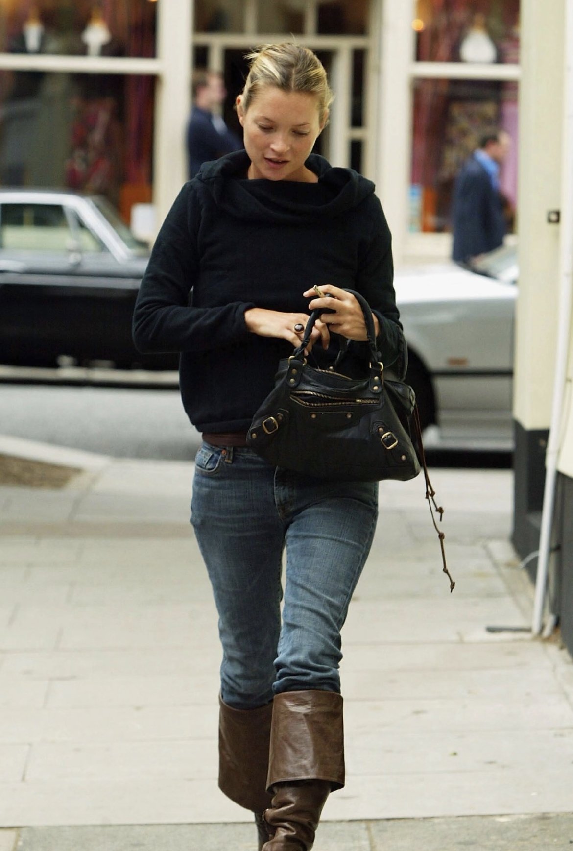 Balenciaga 巴黎世家「機車包」為什麼能紅 20 年？新款亮點、名人穿搭示範⋯一次看！