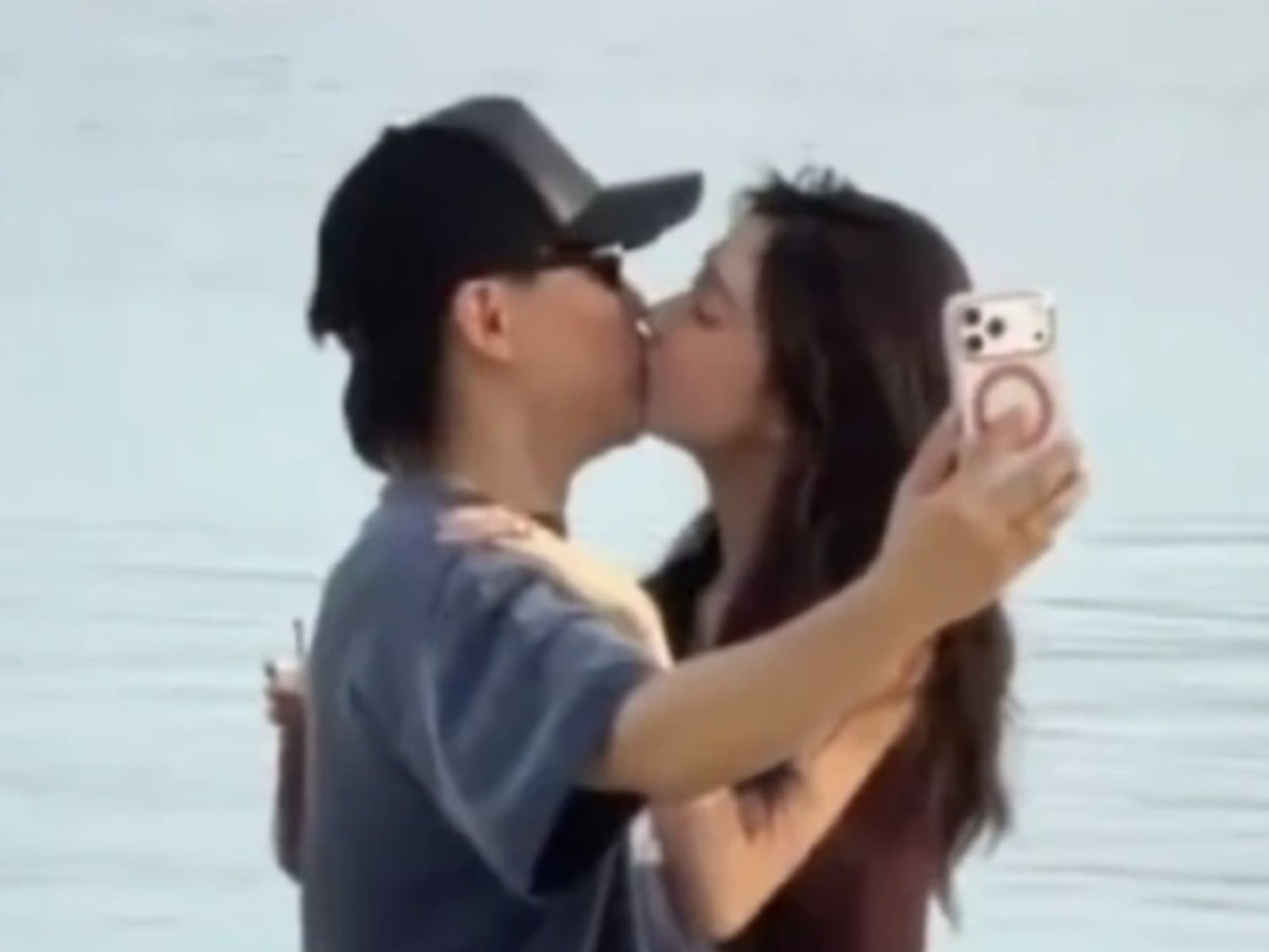 胡彥斌、易夢玲爆戀情！馬爾地夫激吻畫面曝光！