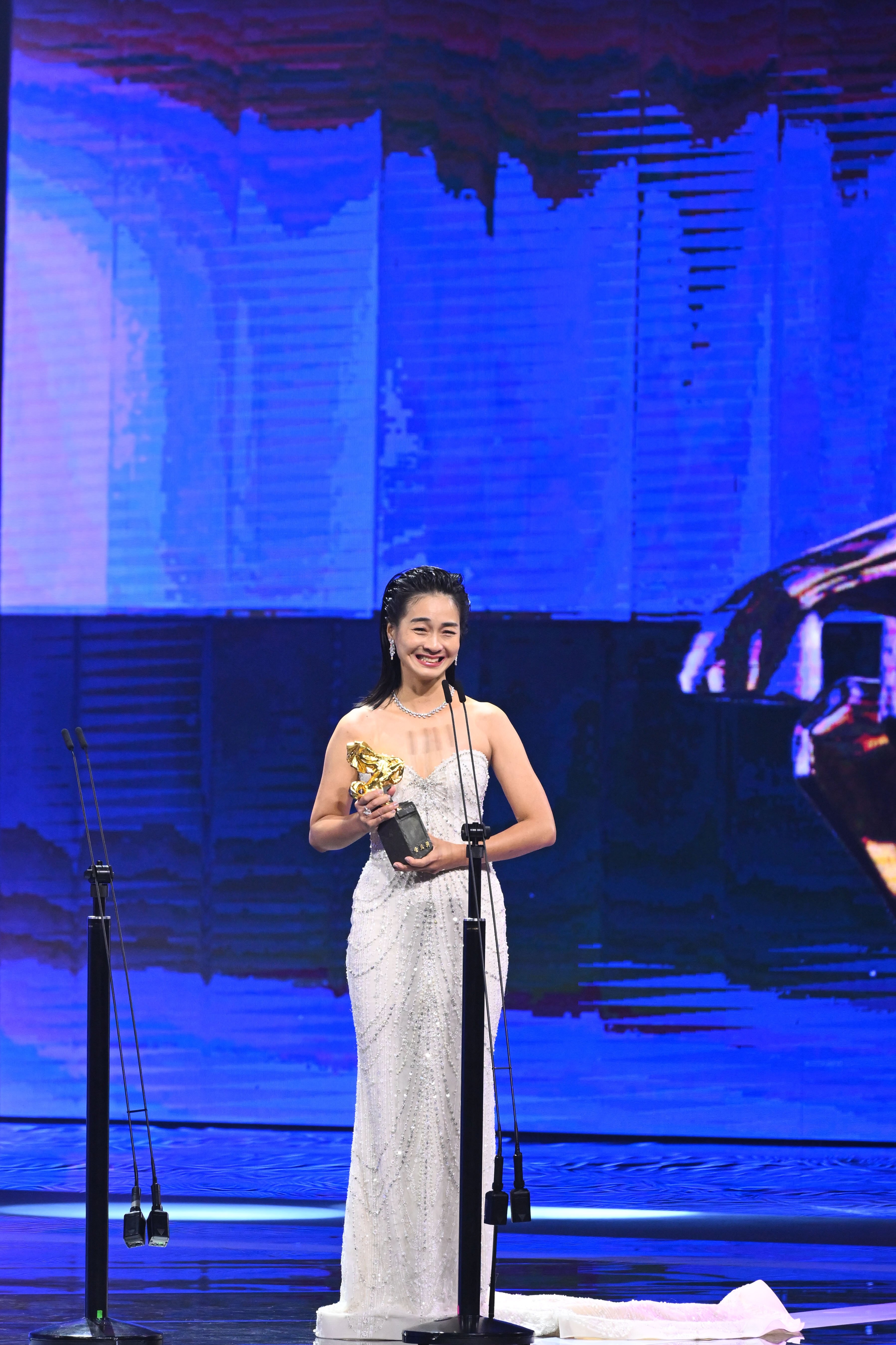 金馬62/恭喜陳雪甄以《人生海海》奪下「最佳女配角獎」!淚喊:「等了 17 年!」