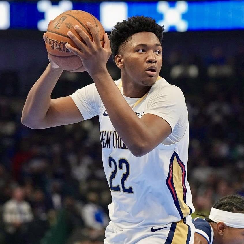 NBA／鵜鶘新秀 Derik Queen 垃圾時間「謎之抄截」引爭議！球迷看傻「是想故意刷分？」