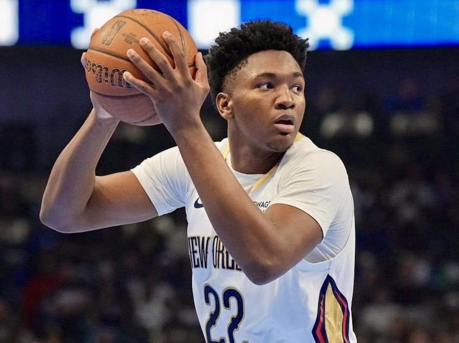 NBA／鵜鶘新秀 Derik Queen 垃圾時間「謎之抄截」引爭議！球迷看傻「是想故意刷分？」