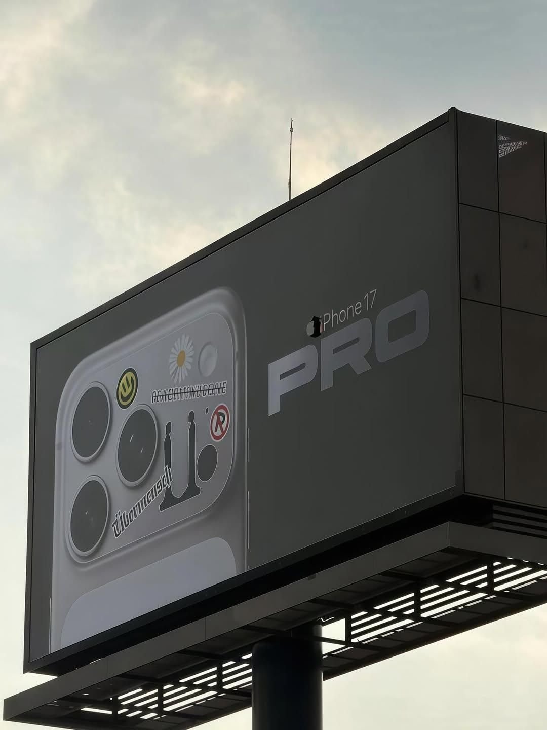 GD 要跟 Apple 聯名了？iPhone 17 Pro 看板出現權志龍雛菊與《Übermensch》字樣