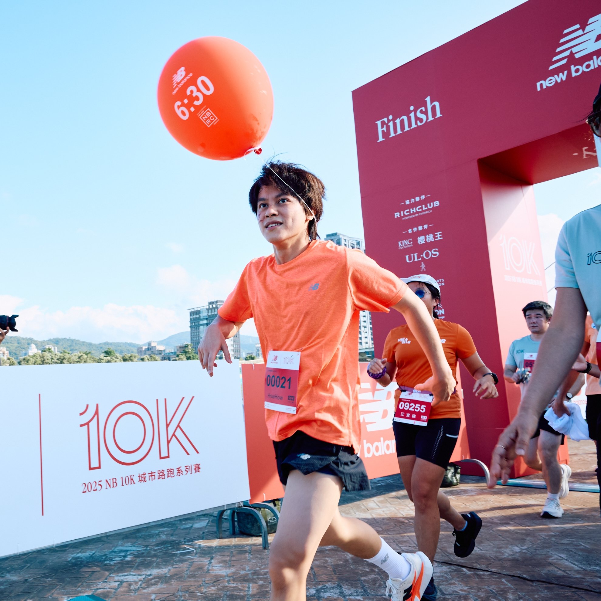 2025 New Balance 10K 城市路跑系列賽盛大開跑！温貞菱、盧廣仲攜手眾多百萬創作者齊聚現身！