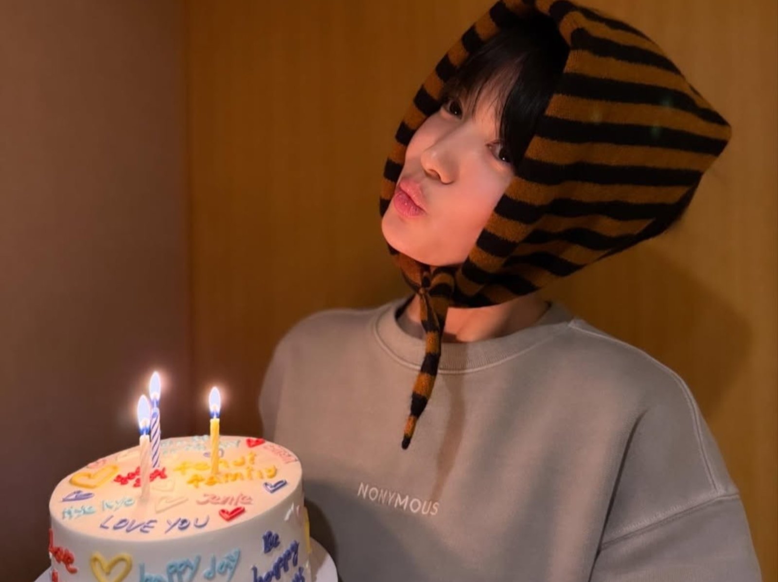 宋慧喬 44 歲生日照曝光凍齡美貌如大學生！加碼女神同款條紋三角頭巾資訊一次看！