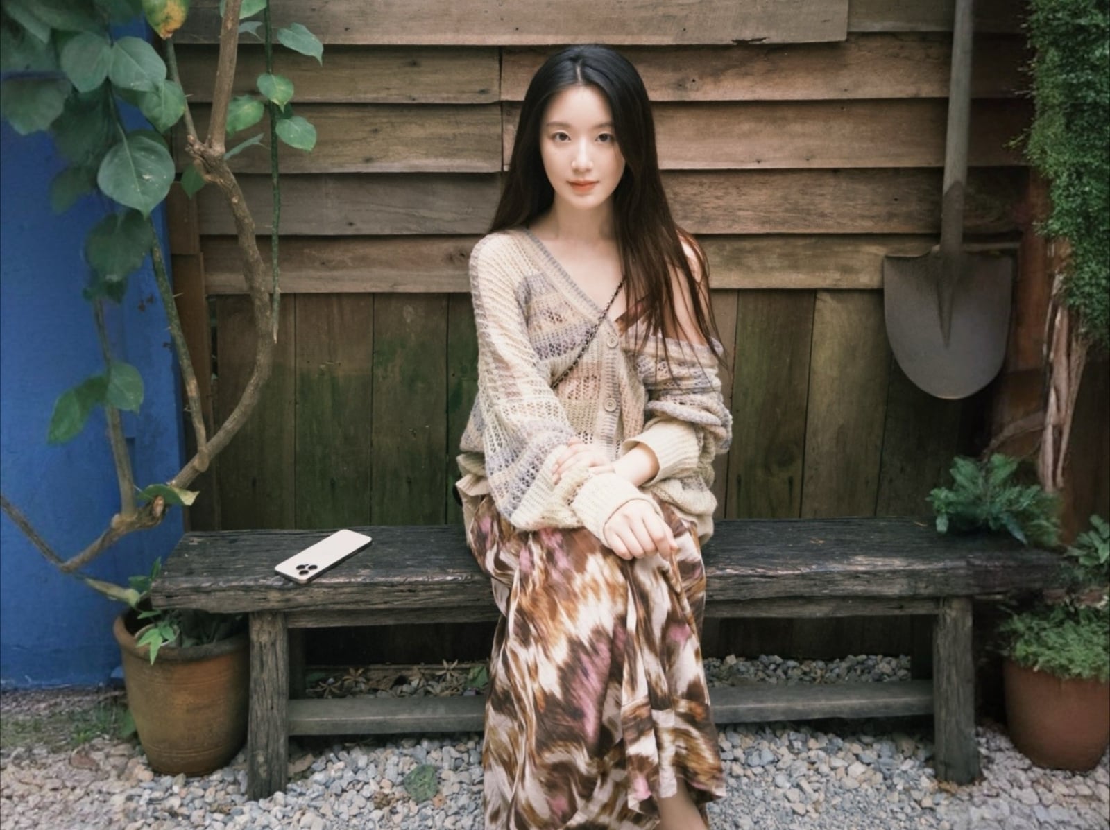 i-dle 舒華身高 161 度假穿搭露肩美照電暈全網！高 EQ 回覆酸民留言被讚翻！