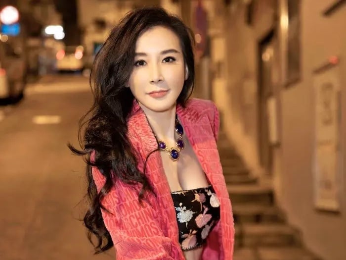 蕭薔 2026 年慈善年曆曝光！身高 170 公分露 22 吋小蠻腰看不出 57 歲！