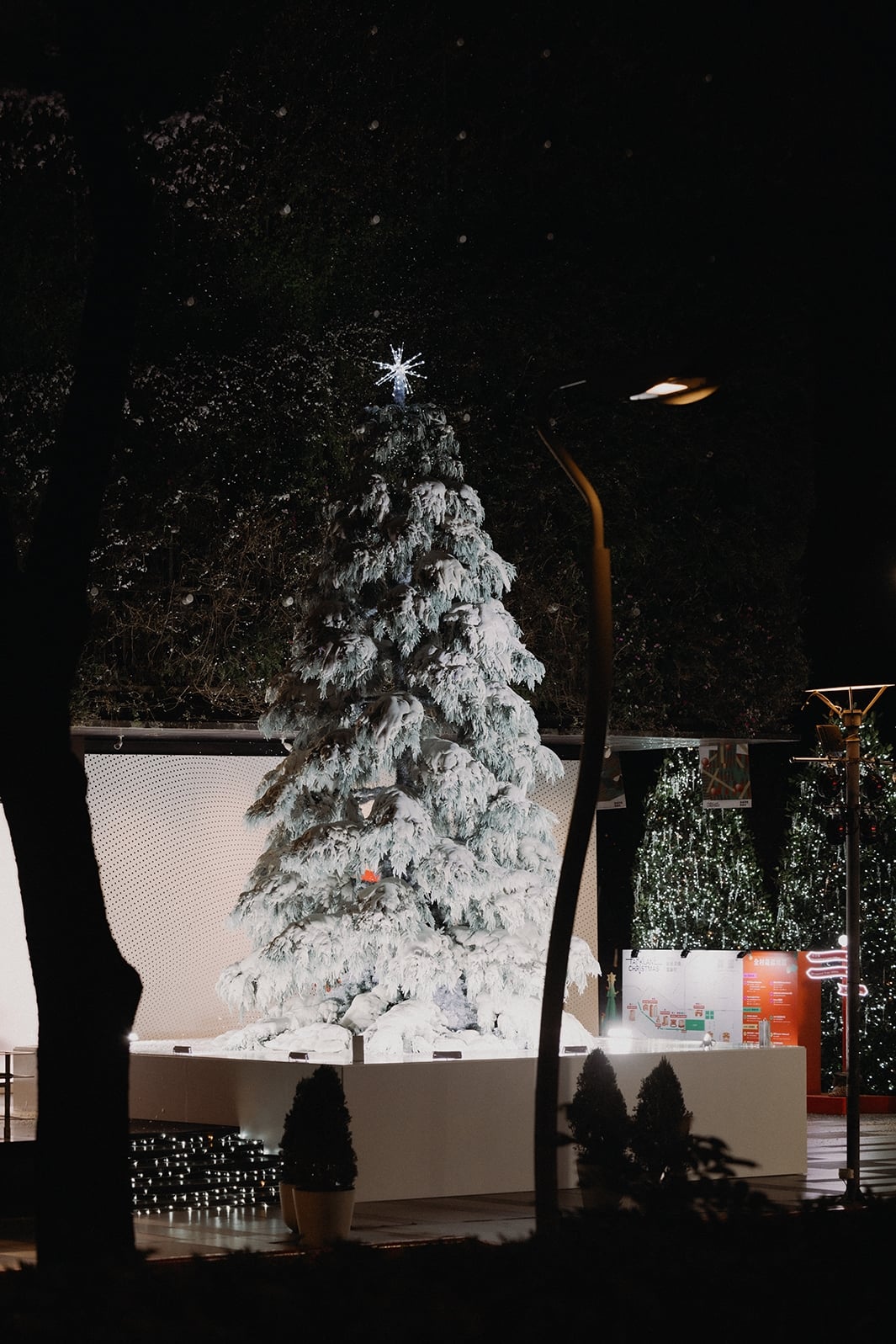 2025 台中勤美草悟道廣場聖誕村活動懶人包！勤美誠品、金典綠園道、PARK2 草悟廣場⋯沉浸式光影展一次看！【設計・潮】