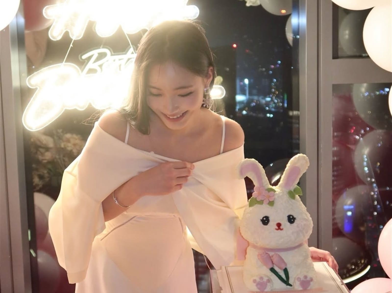 小 S 女兒 Lily 18 歲生日仙氣穿搭引熱議！曬神秘籃球男背影甜喊：「被愛圍繞！」