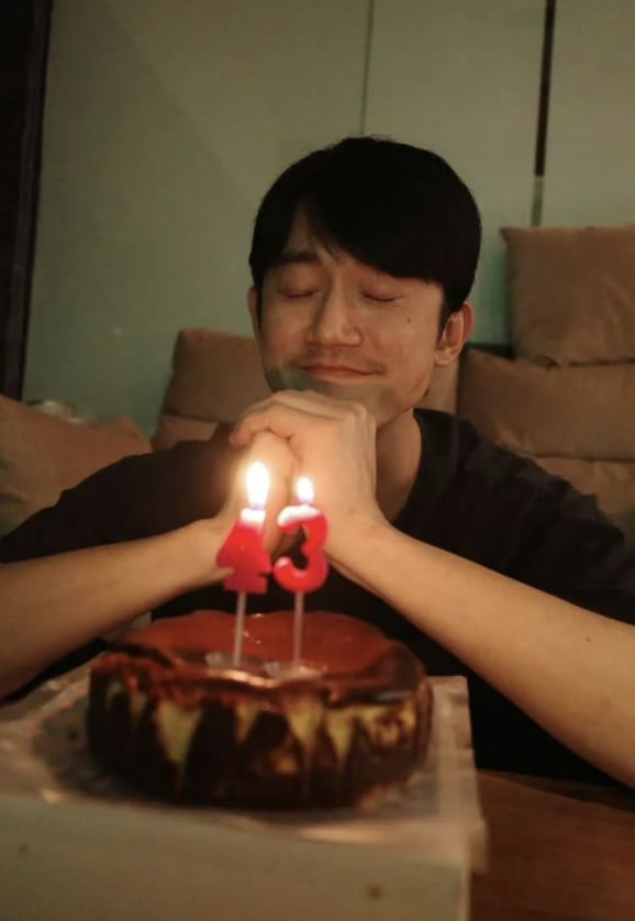 吳慷仁 43 歲生日低調返台！曬女友視角照甜蜜許願健康第一！