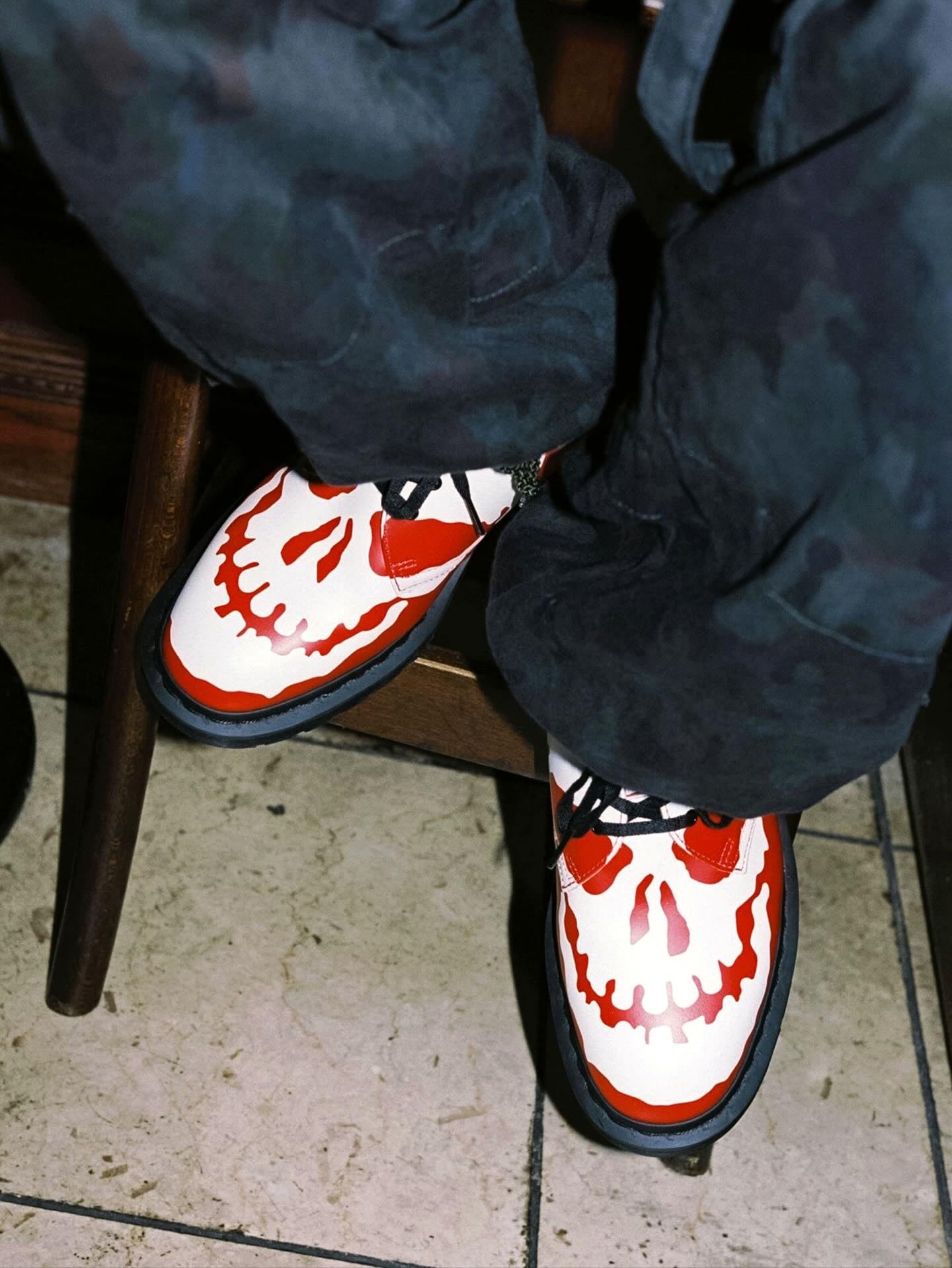 Supreme x Dr. Martens 2025 最新秋冬聯名曝光！骷髏印花 1461 三孔鞋超有殺氣